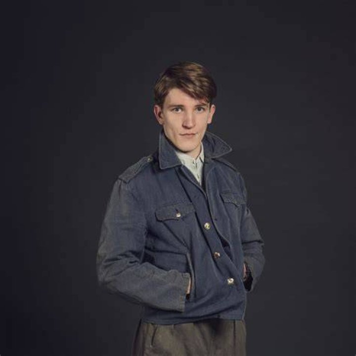 
Ewan Mitchell Age and Height – His Girlfriend, Parents and Family 