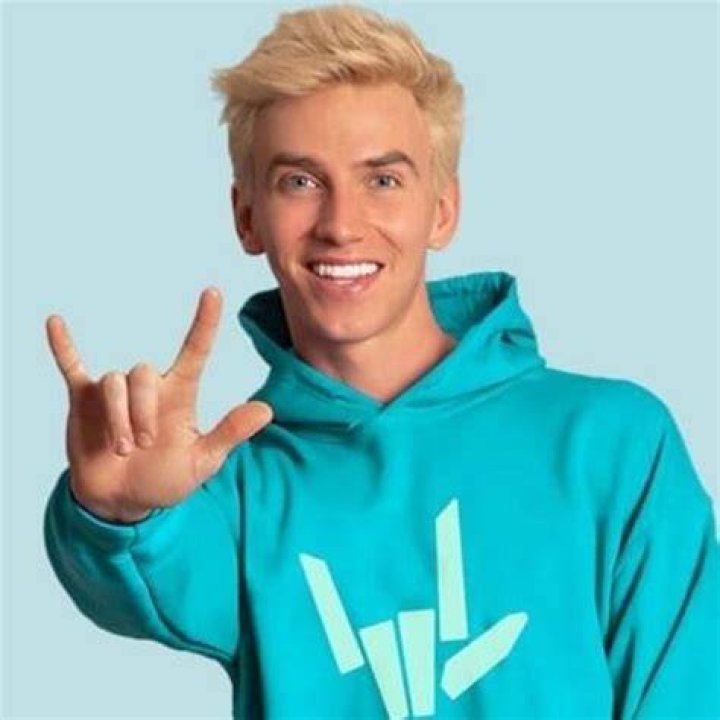 
Stephen Sharer Height, Weight, Net Worth, Age, Birthday, Wikipedia, Who, Nationality, Biography 