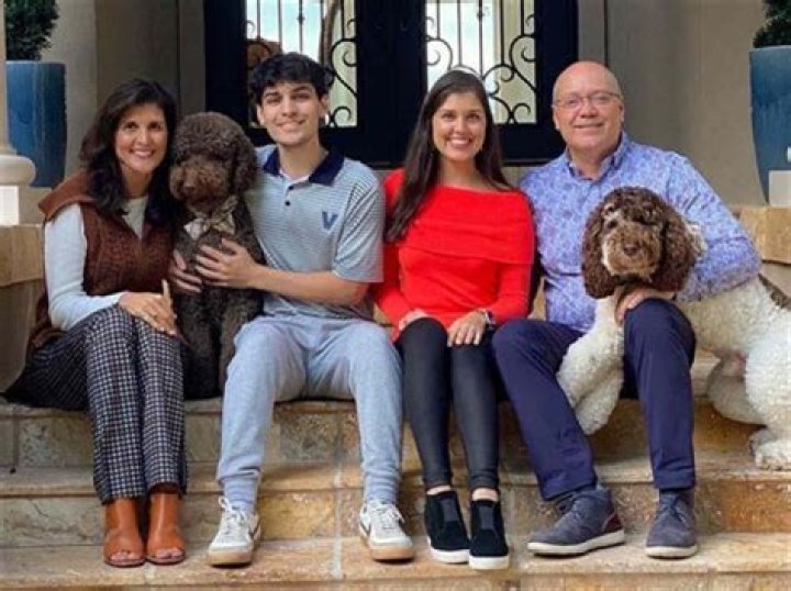 
Where Do Amanda Batulas Parents Live? Family Background And Siblings 